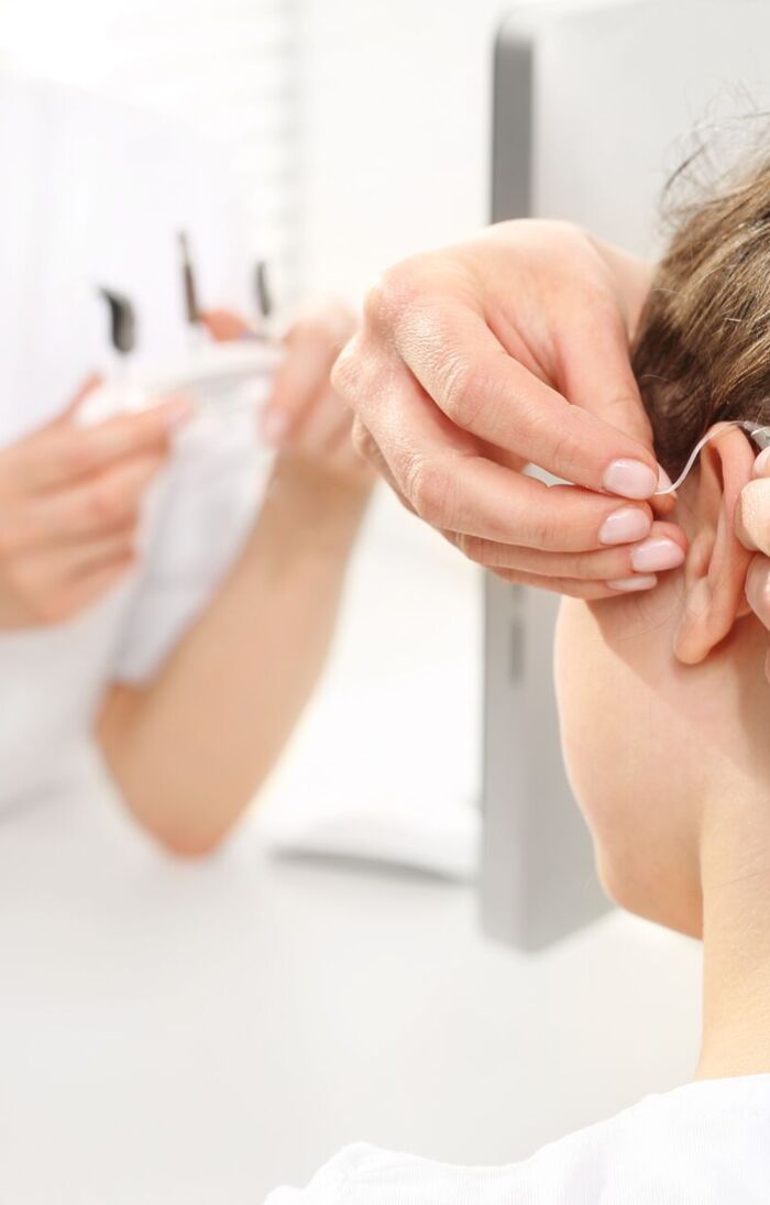 Mise en place prothèse auditive